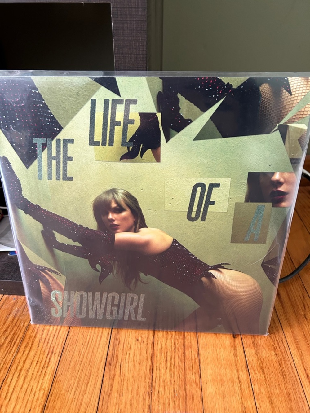 Taylor Swift “The Life of a Showgirl” Shiny bug wintergreen & onyx marbled Vinyl - Picture 2 of 8